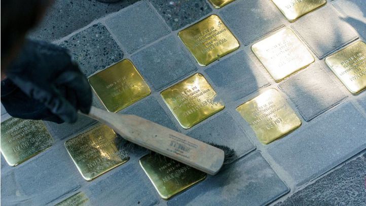 Imagen de varios Stolpersteine colocados en Hamburgo
