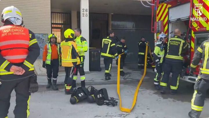 Bomberos en el incendio de una vivienda en Usera