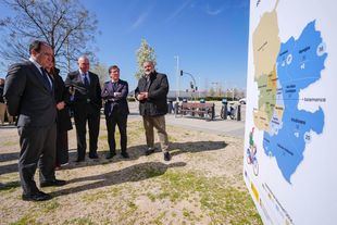 Imagen de la visita de José Luis Martínez-Almeida a la instalación de la nueva estación de bicimad en El Cañaveral.