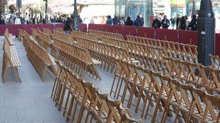 Sillas preparadas en la Puerta del Sol para el paso de las procesiones en la última Semana Santa