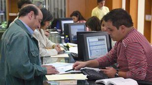 Funcionarios durante ka campaña de la declaracion de la Renta a unos ciudadanos