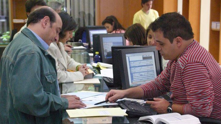Funcionarios durante ka campaña de la declaracion de la Renta a unos ciudadanos
