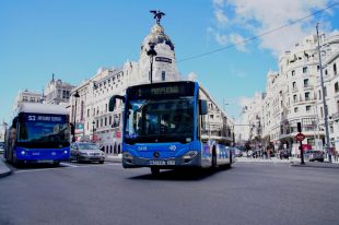 Uno de los autobuses de la EMT circulando por Gran Vía