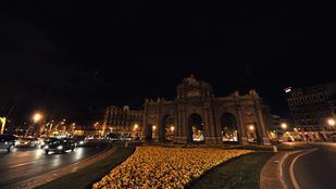 La Puerta de Alcalá apagada por La Hora del Planeta (imagen de archivo, 2011)