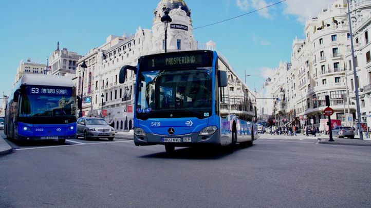Uno de los autobuses de la EMT circulando por Gran Vía