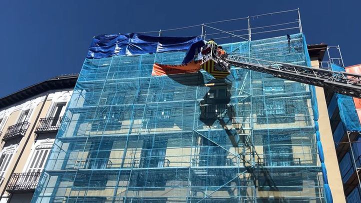 Bomberos actúan en un andamio en la calle Toledo por las fuertes rachas de viento