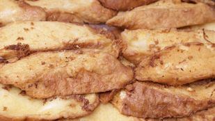 Rocío Albert visita la Pastelería América, un comercio artesano con más de 50 años de historia en cuyo obrador se elaboran las tradicionales torrijas esta Semana Santa