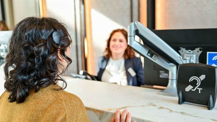 El manual detalla cómo garantizar la accesibilidad en la atención al cliente, la comunicación, los espacios físicos, la organización de eventos o la inclusión laboral