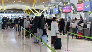 Imagen de archivo de pasajeros en el aeropuerto de Barajas