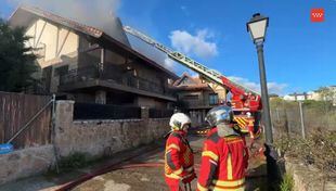 Un incendio sin heridos calcina la cubierta de un chalet en Manzanares El Real