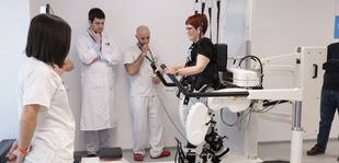 El centro para pacientes con ELA del Zendal incorpora un exoesqueleto robótico