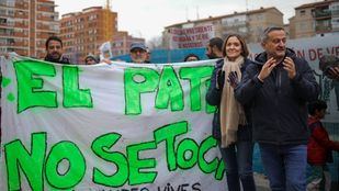 Reyes Maroto con las familias del CEIP Amadeo Vives