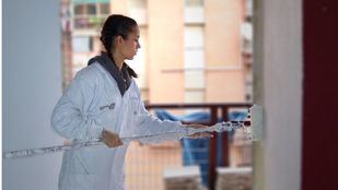 Una voluntaria de 'Painting for others', de la ONG Cooperación Internacional