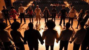 Jóvenes sobre un escenario teatral