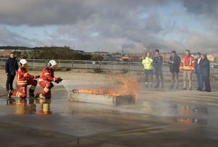 Bomberos en una exhibición con sus nuevos uniformes
