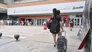 Turista en la estación de tren Chamartín-Clara Campoamor