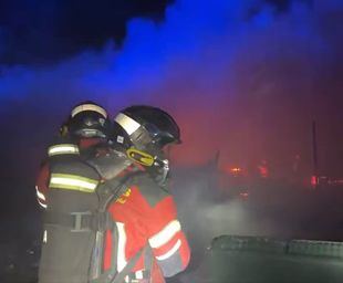 Bomberos apagan un incendio en siete infraviviendas de Fuenlabrada