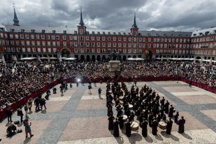 La tamborrada cierra la Semana Santa madrileña en la Plaza Mayor