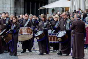 La tamborrada cierra la Semana Santa madrileña en la Plaza Mayor
