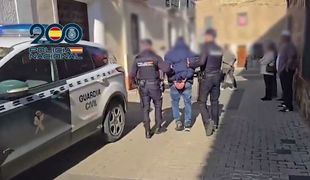 Durante la intervención, el hombre, que opuso resistencia, llegó a agredir a uno de los policías, provocándole lesiones en el tórax durante el forcejeo.