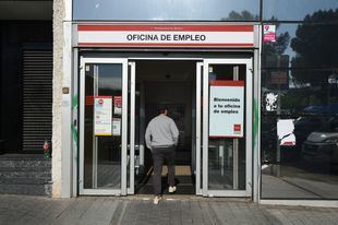 Un hombre entra a una oficina de empleo