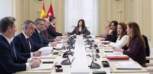 Ayuso reúne a su equipo en La Casita para hablar de los Presupuestos, la vista del Papa o la guerra en Irán