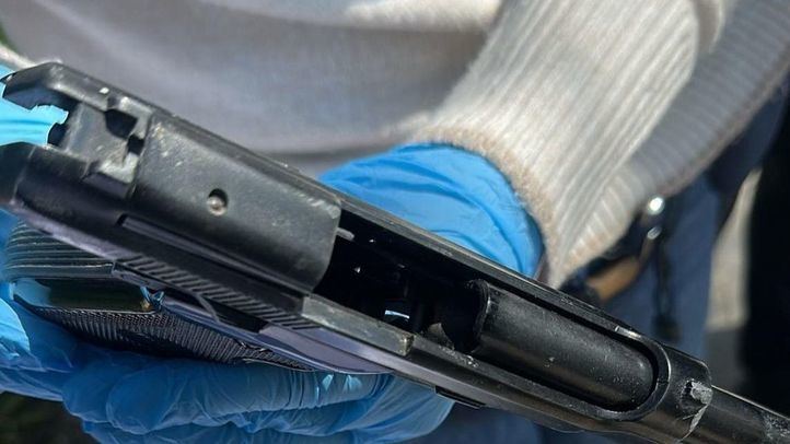 Arma incautada a los cuatro hombres que se hacían pasar por policías para cometer robos con violencia