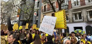 Un centenar de educadoras infantiles se concentran frente al Ministerio de Educación