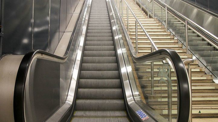 Escaleras mecánicas en la estación Artilleros de la línea 9 de Metro de Madrid