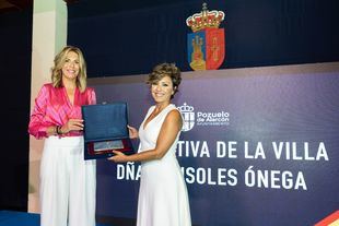 La periodista Sonsoles Ónega recogiendo el título de Hija Adoptiva de Pozuelo