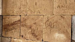 Marcas en uno de los portales del Templo de Debod, Madrid
