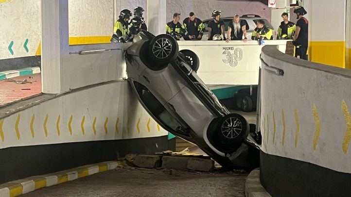 Un coche vuelca en el parking de Olavide y deja dos septuagenarios heridos leves