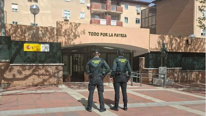 Dos agentes frente al Puesto de la Guardia Civil de Tres Cantos.