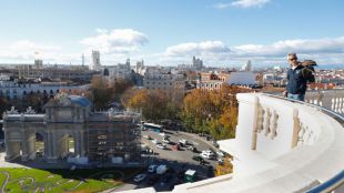 Una de las aves utilizadas para ahuyentar las palomas en las inmediaciones de la Puerta de Alcalá.