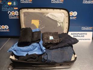 Tras practicar el correspondiente narcotest, se confirmó que la ropa estaba impregnada de cocaína, con un peso total cercano a los 45 kilogramos.