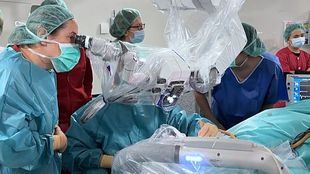 Avance médico en Madrid: primer implante coclear con brazo robótico en La Paz