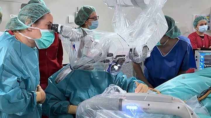 Sanitarios del hospital púlico La Paz durante el implante coclea