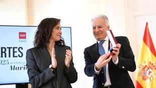 Ayuso entrega a la familia de Vargas Llosa la Medalla Internacional de las Artes a título póstumo