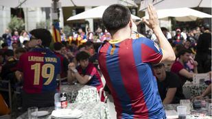 Aficionados del Barça en la plaza Mayor antes del partido frente al Atleti