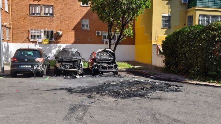 Coches calcinados en Usera, tras un incendio esta madrugada