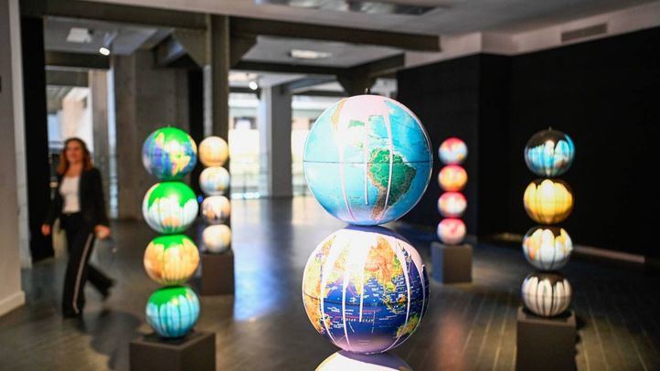 La propuesta reúne diez instalaciones que plantean una reflexión crítica sobre la realidad contemporánea.