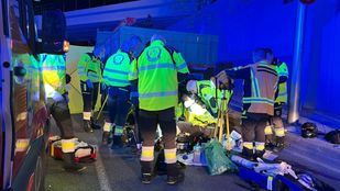 Trabajadores de Samur-Protección Civil asisten a un motorista accidentado en Arganzuela, Madrid