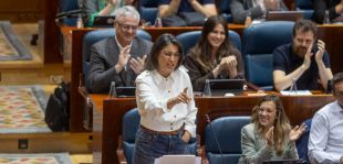 La izquierda afea a Ayuso su 'no' a la regularización de migrantes mientras presume de acoger a la diáspora venezolana