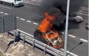 Un coche ardiendo en la M-40