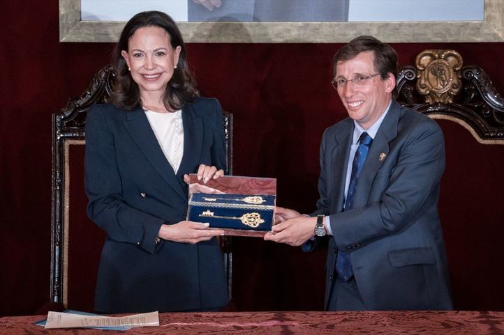 El alcalde entrega la Llave de Oro de Madrid a María Corina Machado