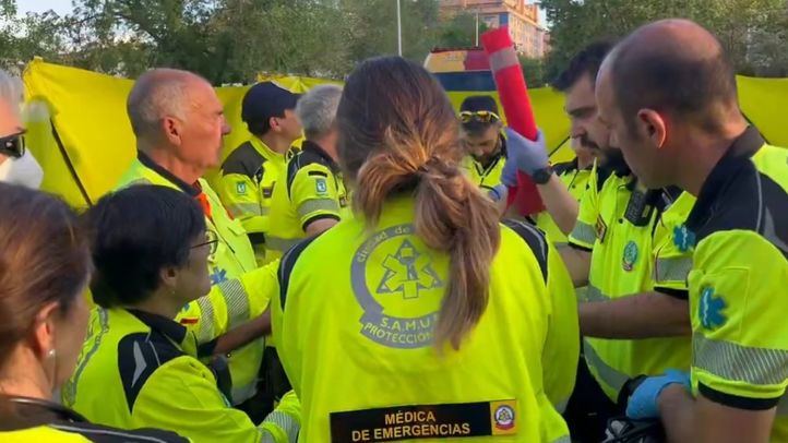 El equipo del Samur durante las labores de estabilización del menor atropellado