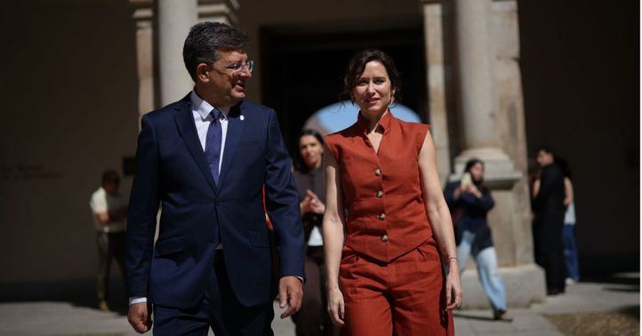 En Alcalá de Henares, la presidenta de la Comunidad de Madrid, Isabel Díaz Ayuso, asiste a la toma de posesión del nuevo rector de la Universidad de Alcalá, Carmelo García.