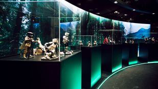 Vitrinas que forman parte de la exposición que llegará en mayo al Espacio Delicias