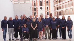 Foto de familia de los deportistas en su visita al Beti Jai