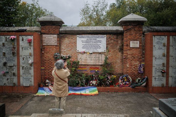 Placa conmemorativa de la Trece Rosas en el Cementerio de la Almudena